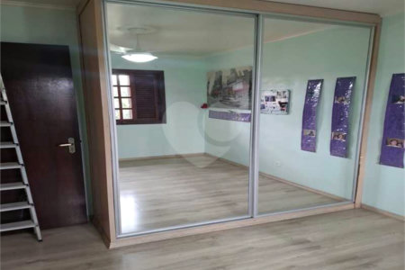 Casa à venda com 4 quartos, sendo 1 suíte, no condomínio Conjunto Residencial Green Village I, Mogi das Cruzes - SP