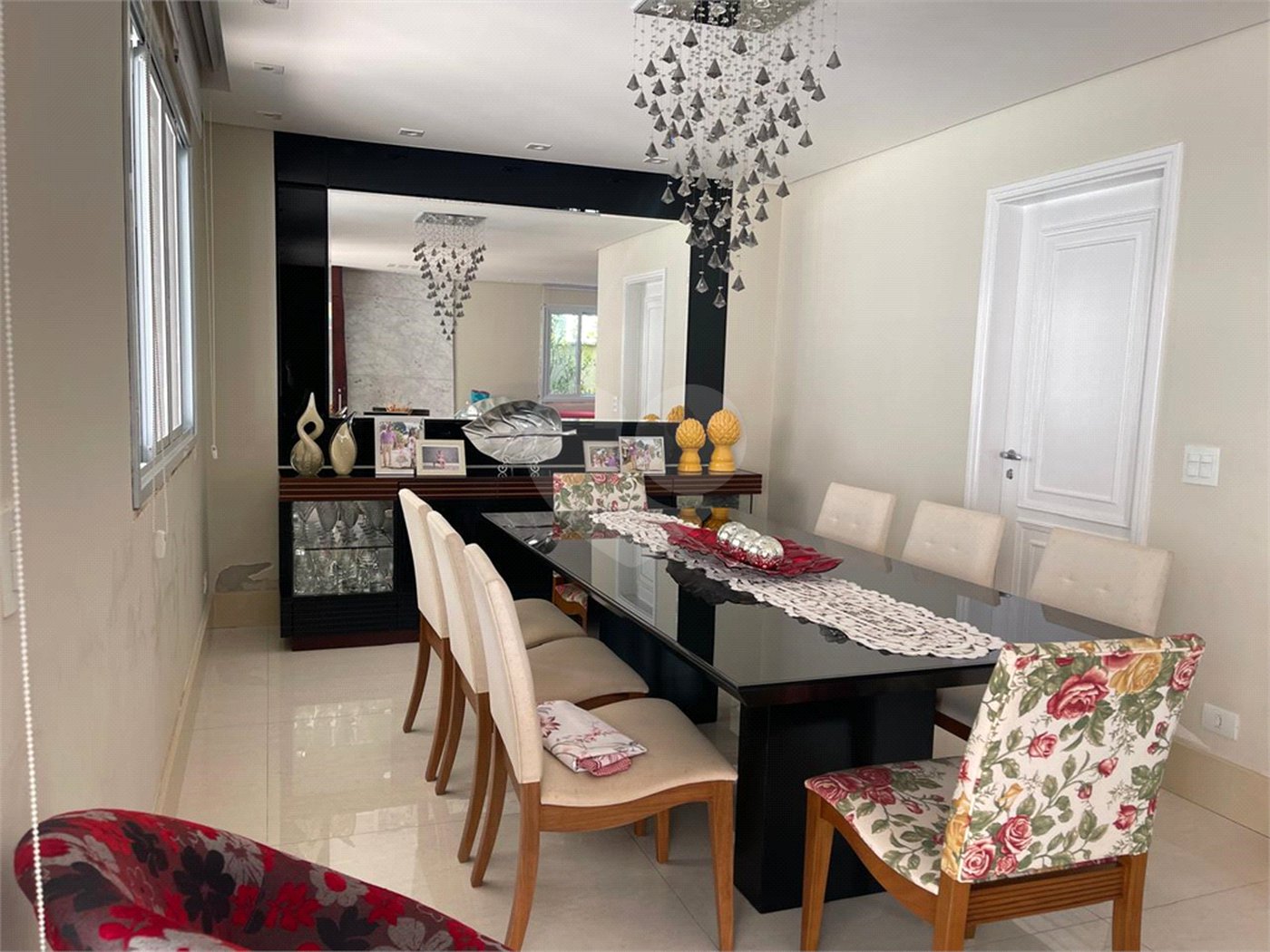Casa à venda com 4 quartos, sendo 2 suítes,  no condomínio Village Place, São Paulo - SP