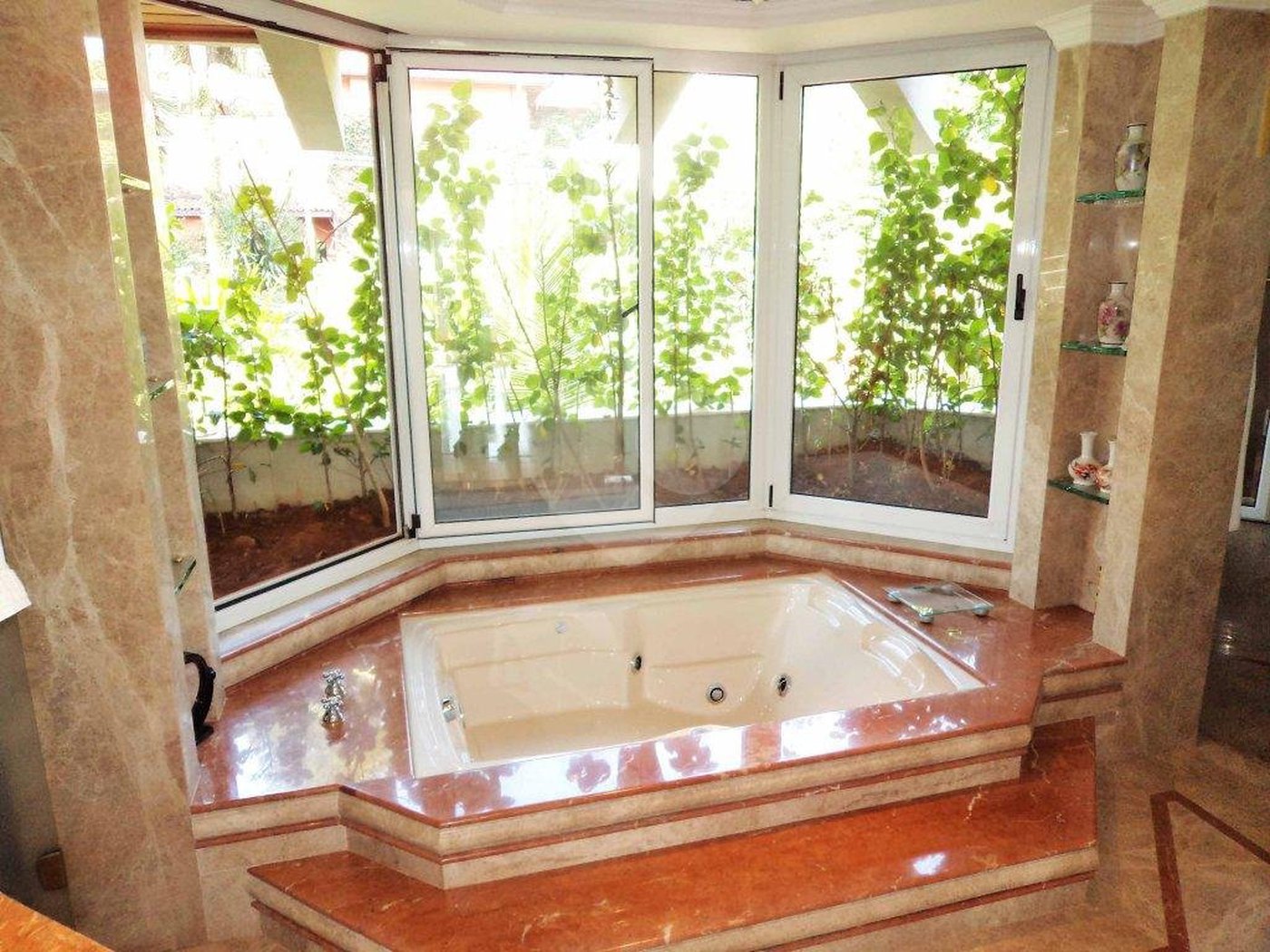 Casa à venda com 5 suítes em Jardim Leonor, São Paulo, SP