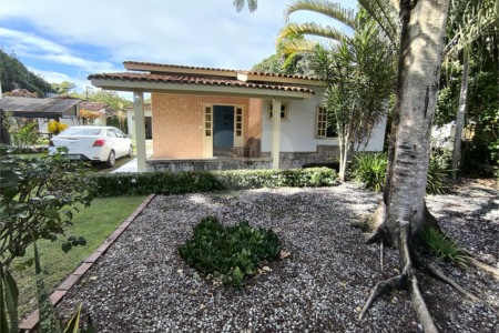 Casa à venda com 4 quartos, sendo 2 suítes, no Centro, Santa Cruz Cabrália, BA