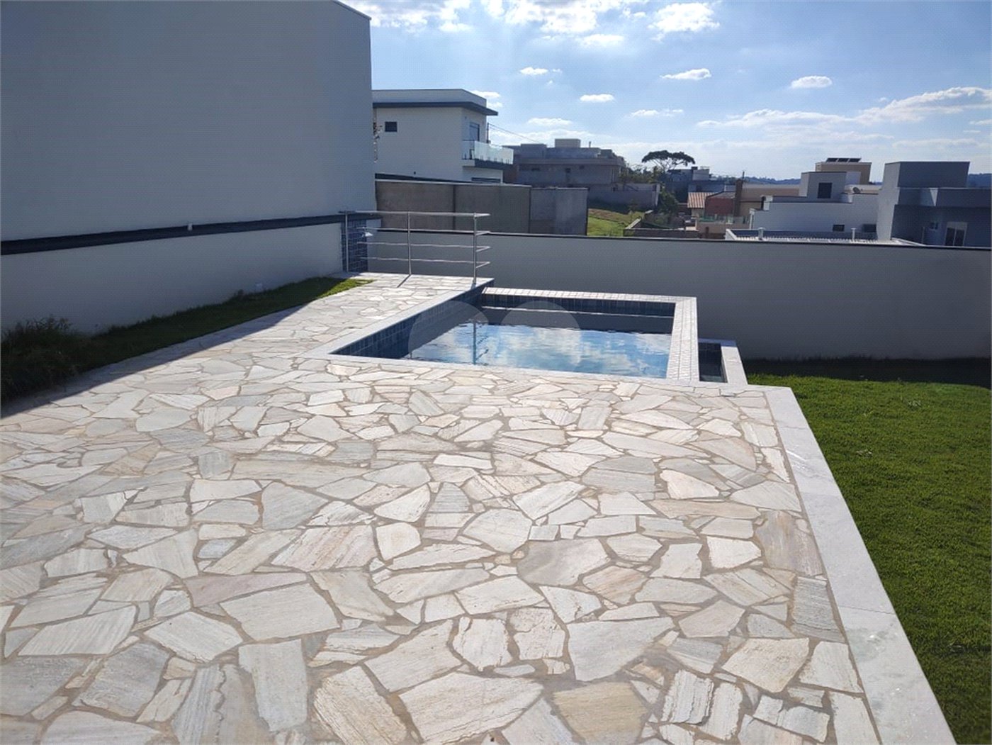Casa à venda com 3 suítes no condomínio Santa Isabel I, Louveira - SP