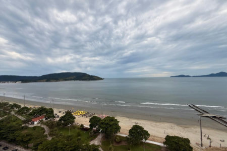 Apartamento Alto Padrão Frente Mar com 4 Dormitórios, 3 Suítes e 3 Vagas na Orla de Santos