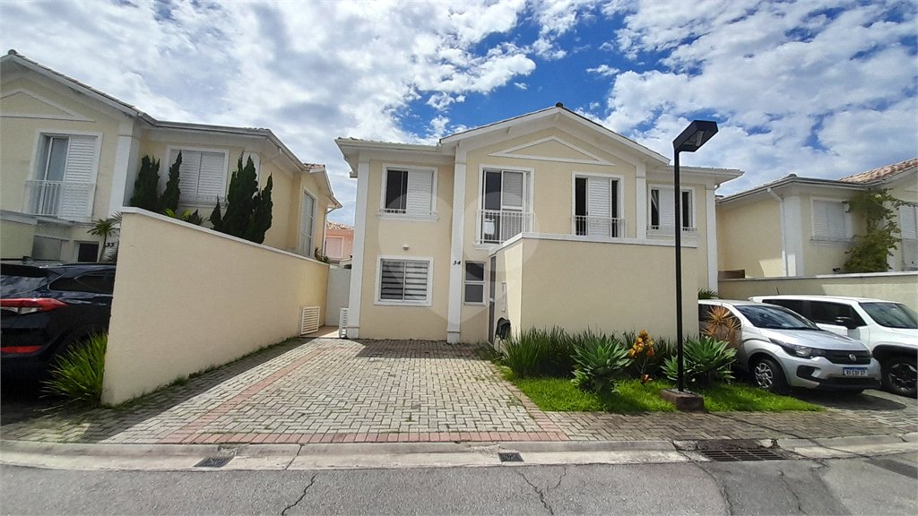 Casa à venda com 3 quartos, sendo 1 suíte, no condomínio Residencial Jardins, São Bernardo do Campo - SP
