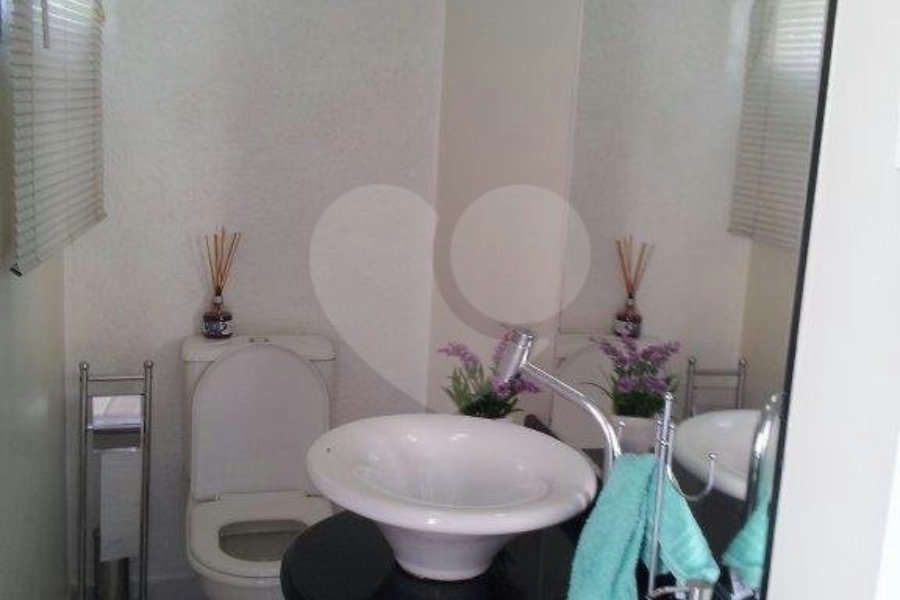 Casa à venda com 4 quartos, sendo 2 suítes, no condomínio Travessa Mário Antônio Correia,174, São Paulo - SP