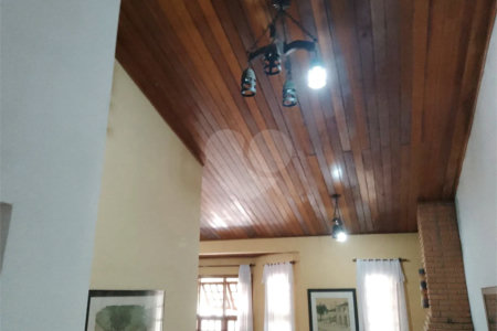 Casa à venda com 4 quartos, sendo 1 suíte, no condomínio Quinta da Cachoeira, Embu das Artes - SP