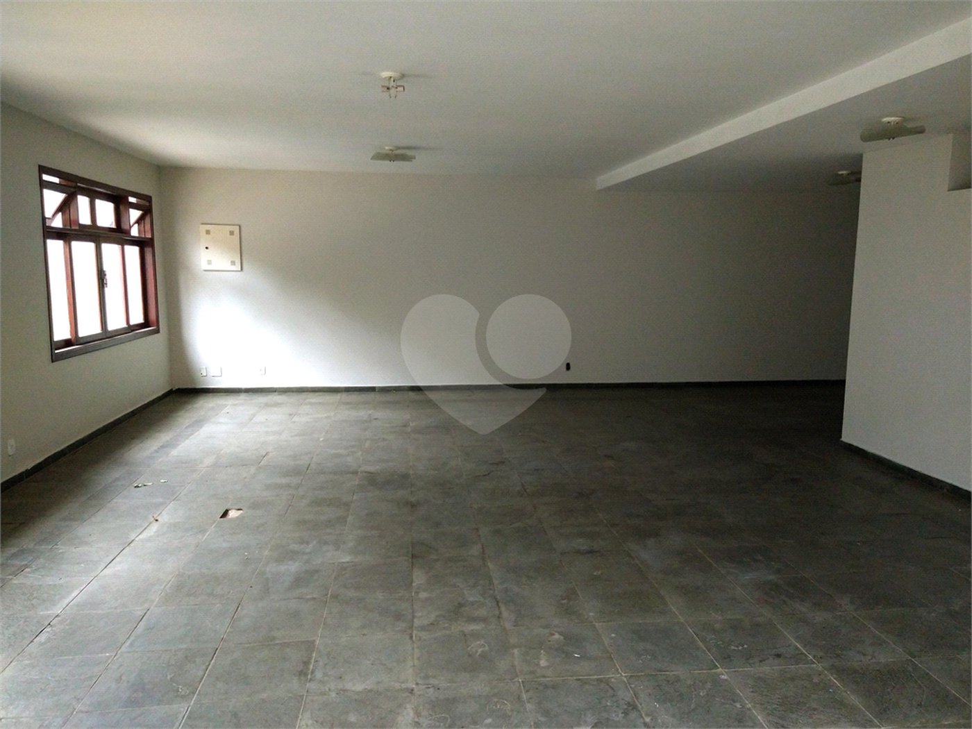 SOBRADO DE 426,0 M² COM 04 SUITES, SALÃO DE FESTAS, 06 VAGAS,06 BANHEIROS E PISCINA PARA LOCAÇÃO OU VENDA NO BARRO BRANCO
