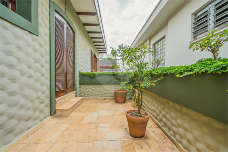 Sobrado a venda na Vila Mariana de 300m² 2 suítes 3 dormitórios 5 vagas