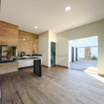 Indaiatuba - Condomínio Milano - Sobrado - 350 m² de terreno - 240 m² de área construída - 4 vagas de garagem, sendo 2 cobertas - Salas de estar e jantar integradas - 3 suítes com closet e varanda no pavimento superior - Escritório no térreo - Espaço gourmet com churrasqueira - Banheiro externo