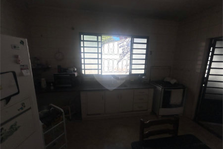 Casa espaçosa e confortável em um bairro tranquilo a venda.