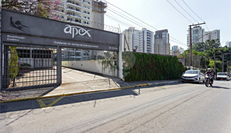 Sobrado à venda com 10 quartos em Campo Belo, São Paulo, SP