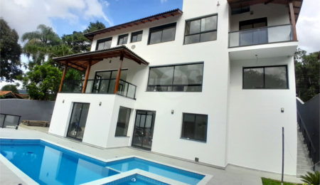Casa à venda ou para alugar com 3 suítes no condomínio Sausalito, Mairiporã - SP