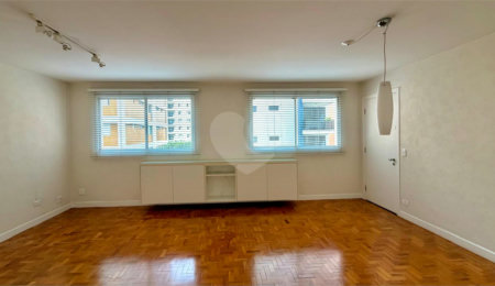 Apartamento à venda com 3 quartos, sendo 1 suíte,  em Moema, São Paulo, SP