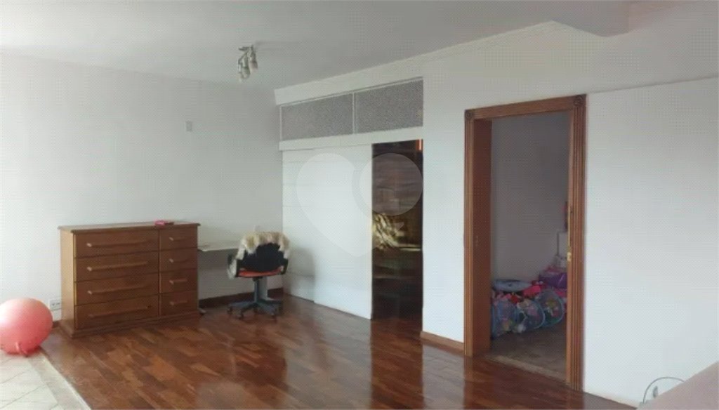 Sobrado à venda com 5 quartos, sendo 2 suítes,  em Parque São Domingos, São Paulo, SP