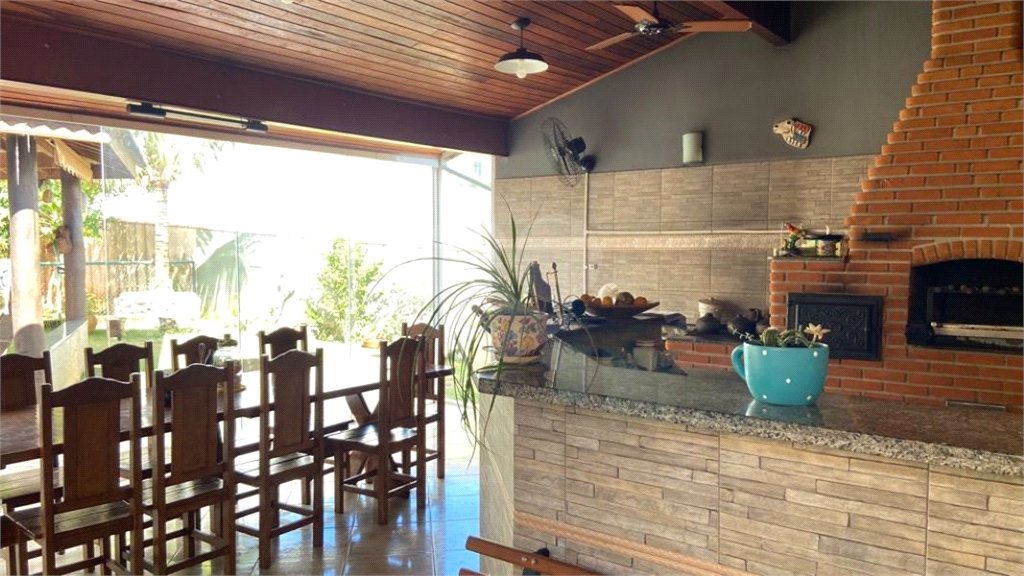 Casa à venda com 4 quartos, sendo 3 suítes, no condomínio Terras de Mont Serrat, Salto - SP