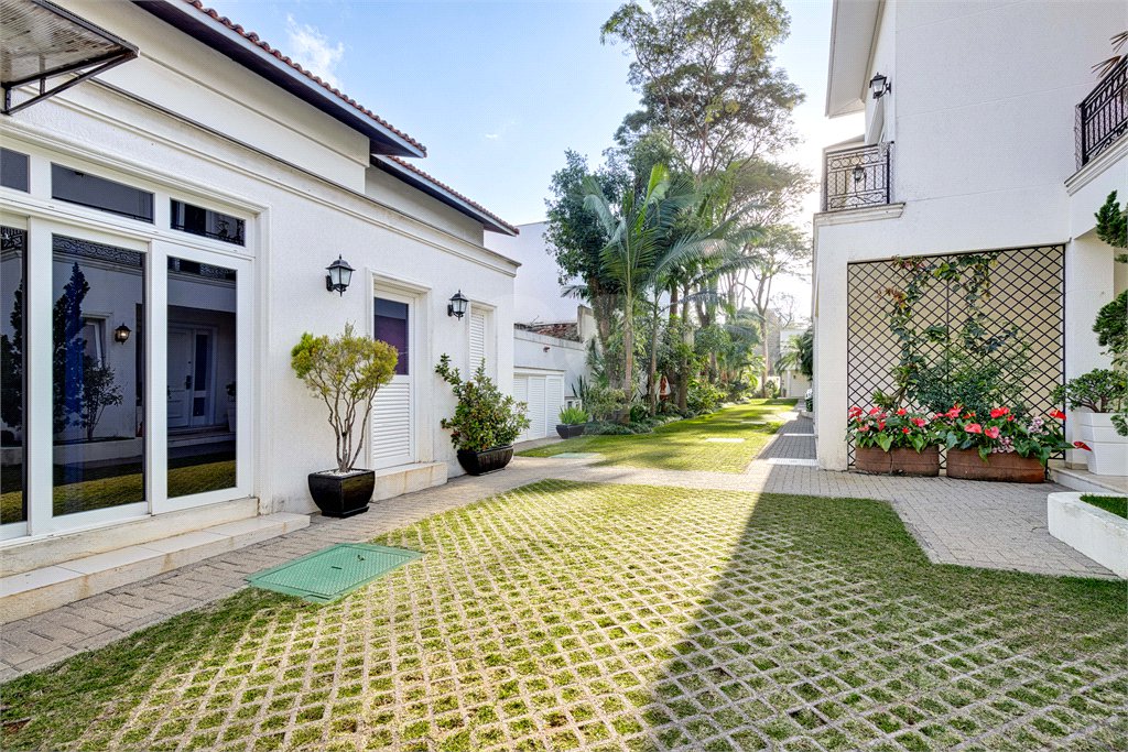 Casa à venda com 4 suítes no condomínio Solar Andaluz, São Paulo - SP
