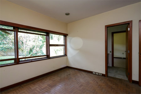 Casa à venda com 5 quartos, sendo 3 suítes, no condomínio Chácara Flora, São Paulo - SP
