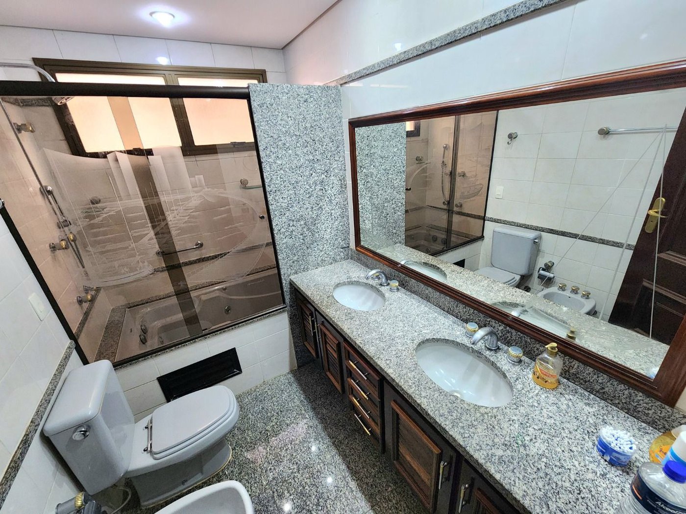 Apartamento Alto Padrão Frente Mar com 4 Dormitórios, 3 Suítes e 3 Vagas na Orla de Santos