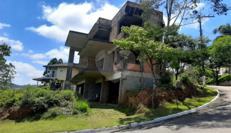 Sobrado à venda com 4 suítes em Roseira, Mairiporã, SP