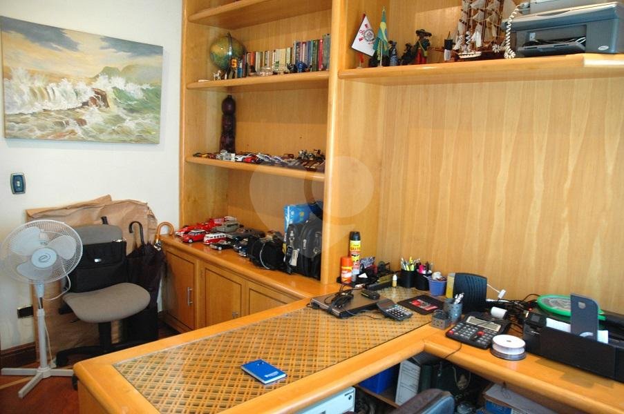 Sobrado à venda com 5 quartos, sendo 4 suítes, em Interlagos, São Paulo, SP