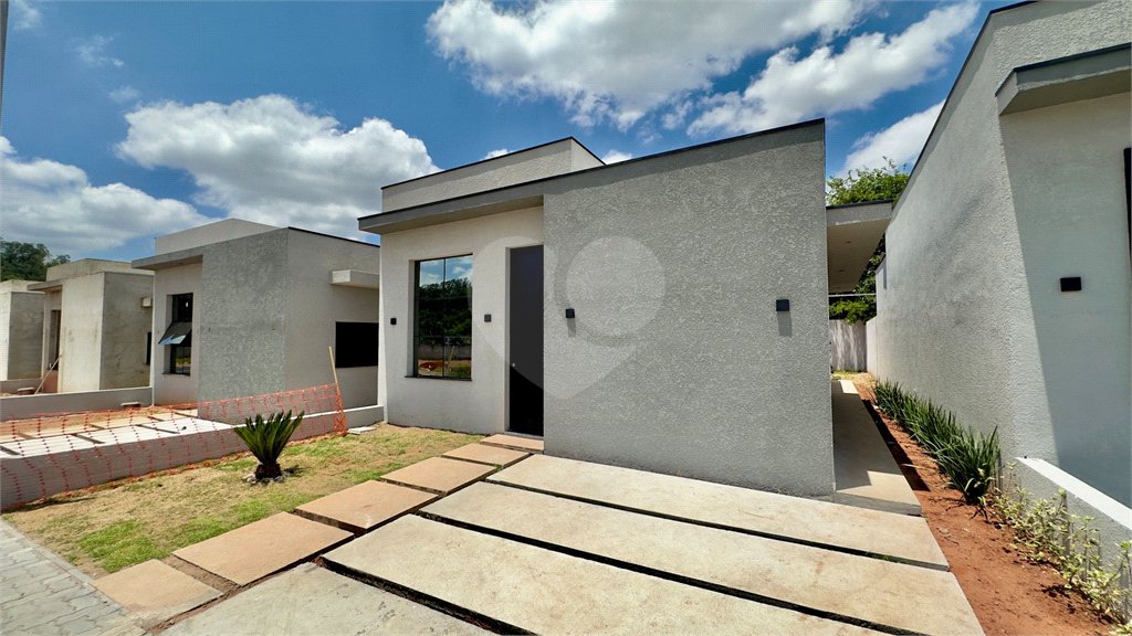Casa à venda com 3 quartos, sendo 1 suíte, no condomínio Brasil, Atibaia - SP