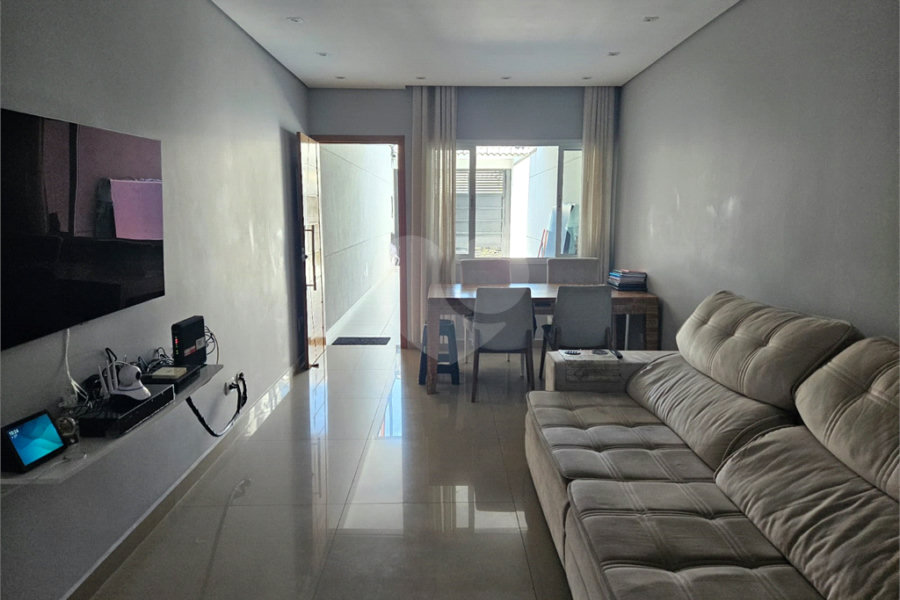 Casa à venda com 3 quartos, sendo 1 suíte, no condomínio Professora Romilde Nogueira de Sá, São Paulo - SP