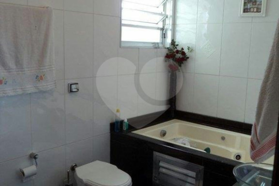 Sobrado à venda com 4 quartos, sendo 1 suíte,  em Parque Edu Chaves, São Paulo, SP