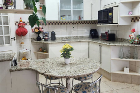 Sobrado à venda com 3 quartos, sendo 1 suíte, em Jardim Vale das Rosas, Araraquara, SP