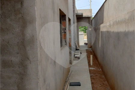 Casa térrea em fase de construção para venda no condomínio Quebec