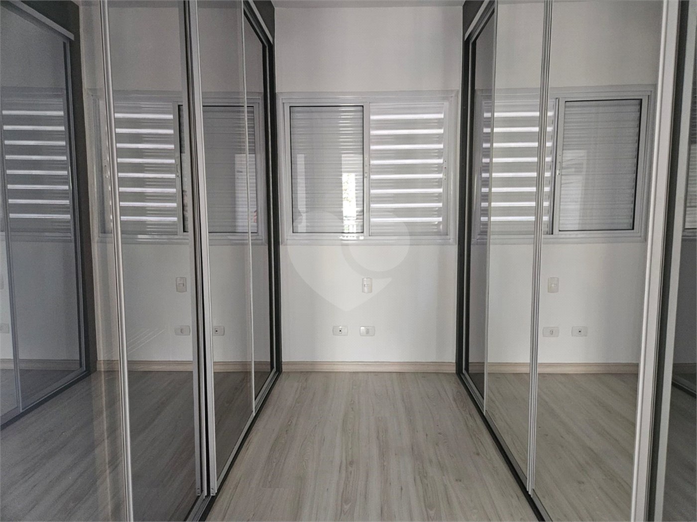 Casa à venda com 2 quartos, sendo 1 suíte, no condomínio Vitória Park, Suzano - SP