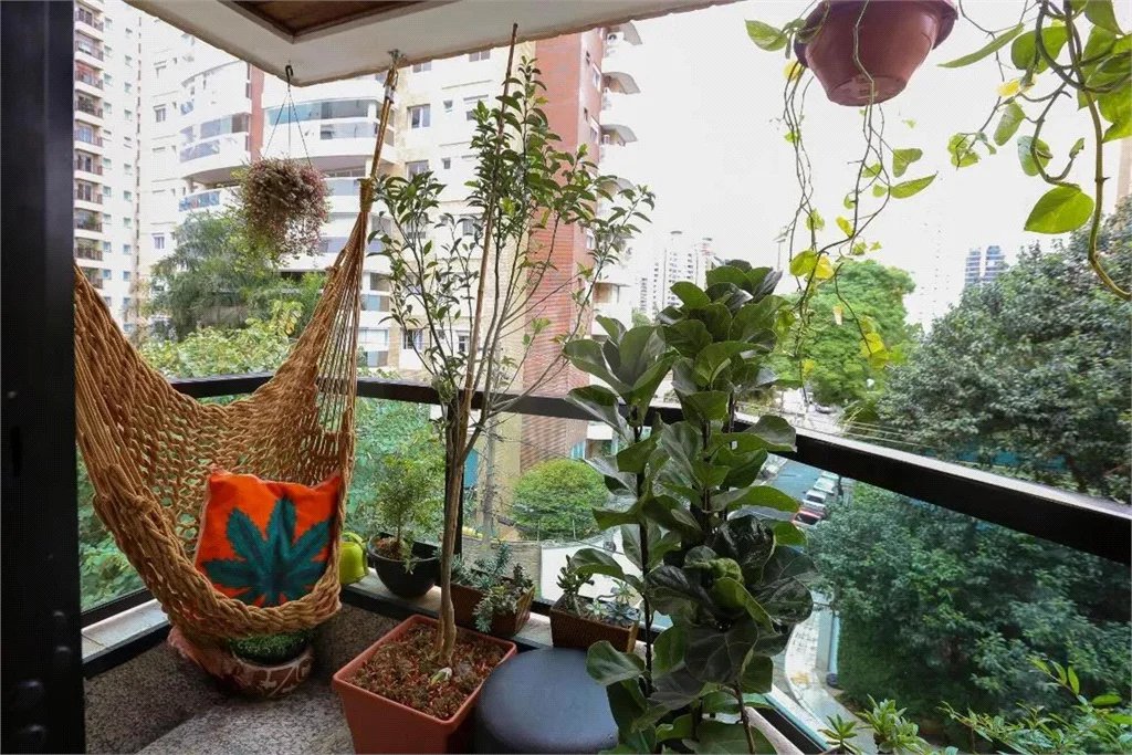 Apartamento à venda na Vila Nova Conceição, mobiliado pronto para morar com varanda e 1 vaga