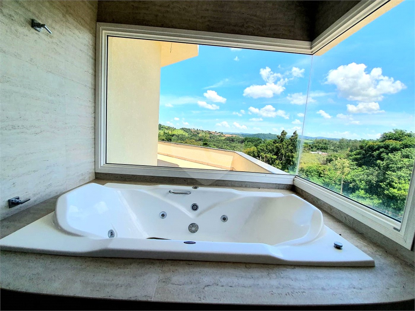 Casa à venda com 5 quartos, sendo 3 suítes, no condomínio Serra da Estrela, Atibaia - SP