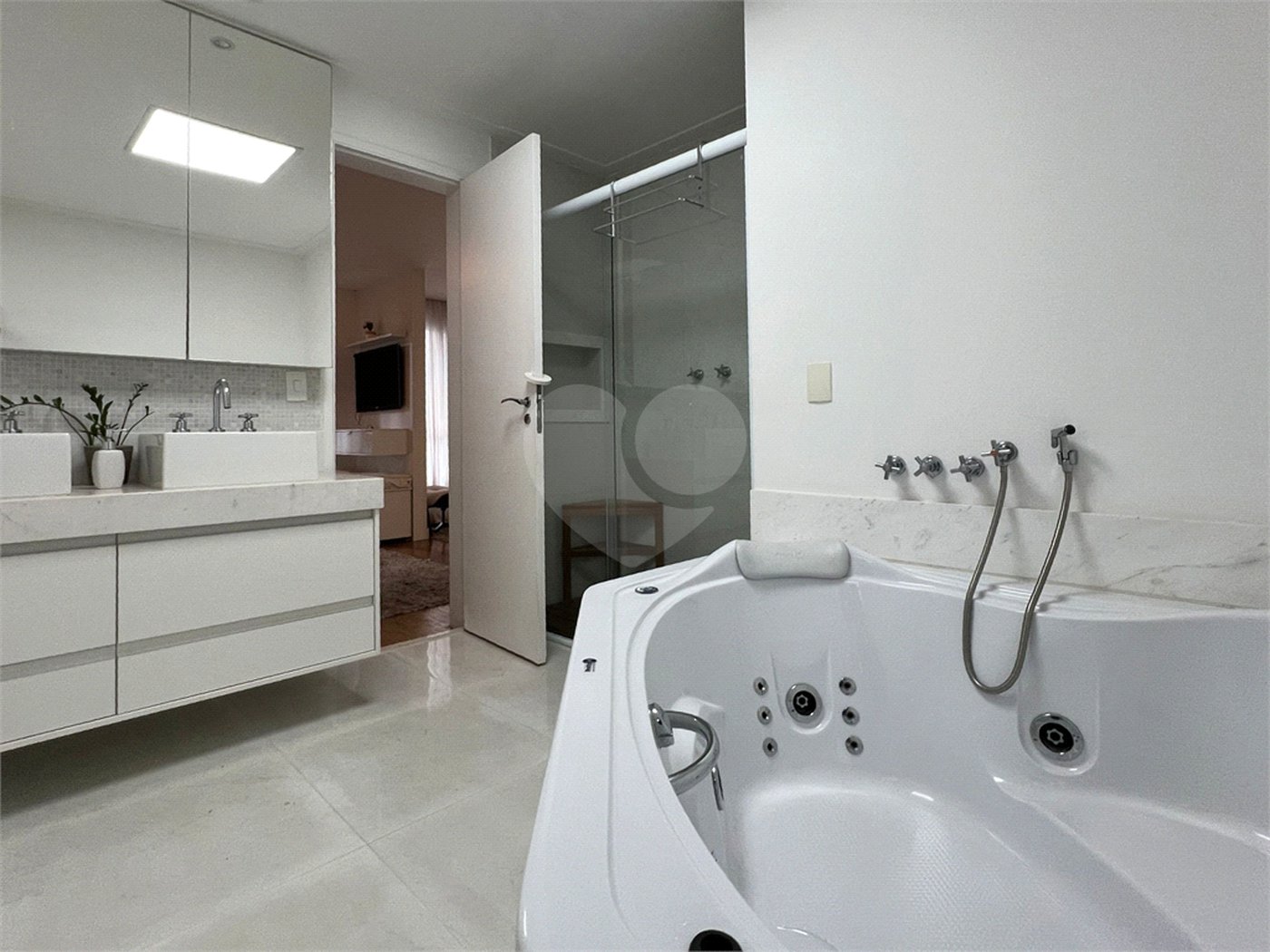 Casa à venda com 4 quartos, sendo 3 suítes,  no condomínio Domus, São Paulo - SP