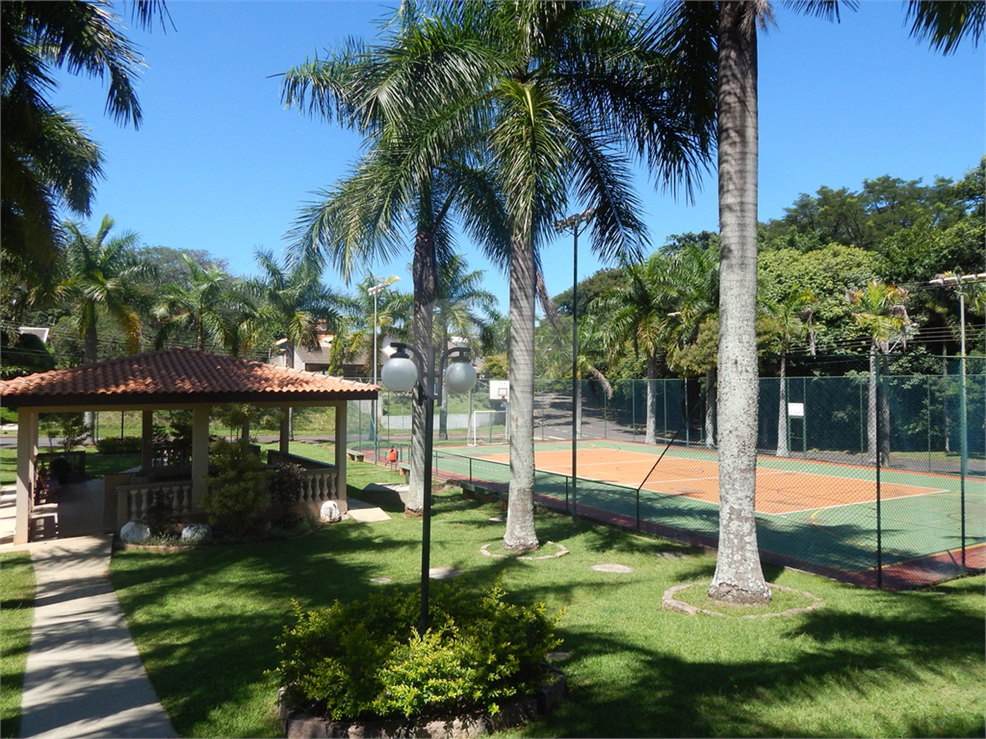 Casa à venda com 4 quartos, sendo 1 suíte, no condomínio Vale do Itamaracá, Valinhos - SP