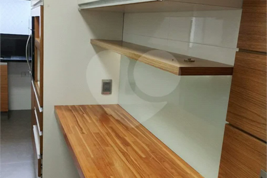 Linda cobertura Duplex om 3 dormitórios, sendo uma suíte com armários e ar condicionado e 2 vagas .