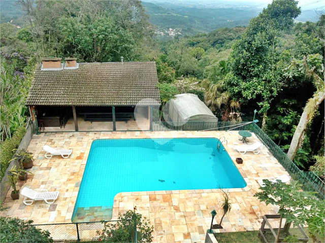 Casa à venda com 5 quartos, sendo 4 suítes,  em Roseira, Mairiporã, SP