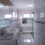 Casa à venda com 4 quartos, sendo 3 suítes, no condomínio Arujá 5, Arujá - SP