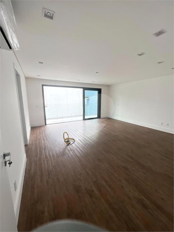 Casa à venda com 4 quartos, sendo 2 suítes, no condomínio Swiss Park, São Bernardo do Campo - SP