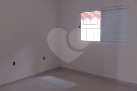Casa Térrea com 3 dormitórios, sendo 1 suíte.