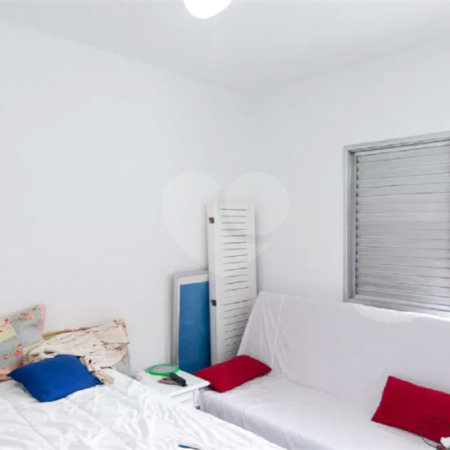 Casa à venda no Campo Belo de 200 metros quadrados, com 3 casas no terreno.