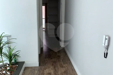 Sobrado com 3 quartos e garagem para 5 veículos.