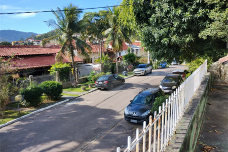 Casa à venda com 5 quartos, sendo 3 suítes, no condomínio Vilarejo, Rio de Janeiro - RJ