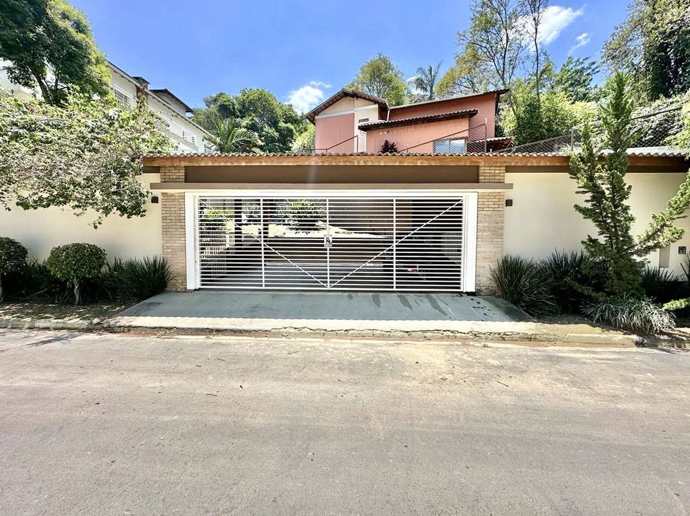 Casa à venda com 4 quartos, sendo 3 suítes,  no condomínio Vilarejo, Carapicuíba - SP