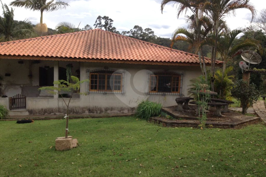 Chácara à venda com 3 quartos, sendo 1 suíte, no Centro, Bom Jesus dos Perdões, SP