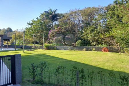Casa à venda com 4 quartos, sendo 2 suítes,  no condomínio Figueira Garden, Atibaia - SP
