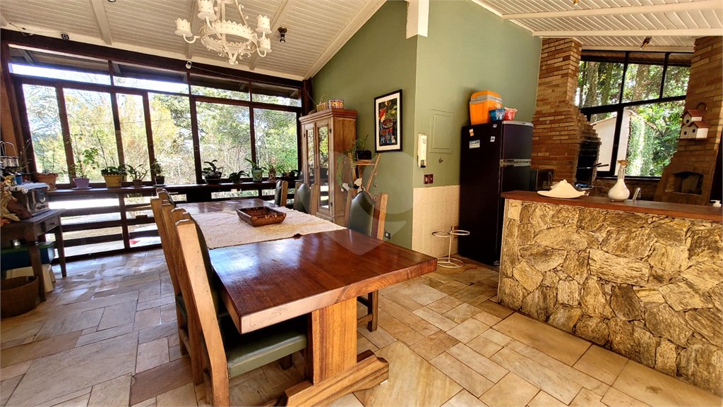 Casa à venda ou para alugar com 4 quartos, sendo 3 suítes, no condomínio Associação Reserva das Hortênsias, Mairiporã - SP