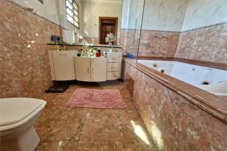 Casa à venda com 4 suítes no condomínio Villa Viana II, Cotia - SP
