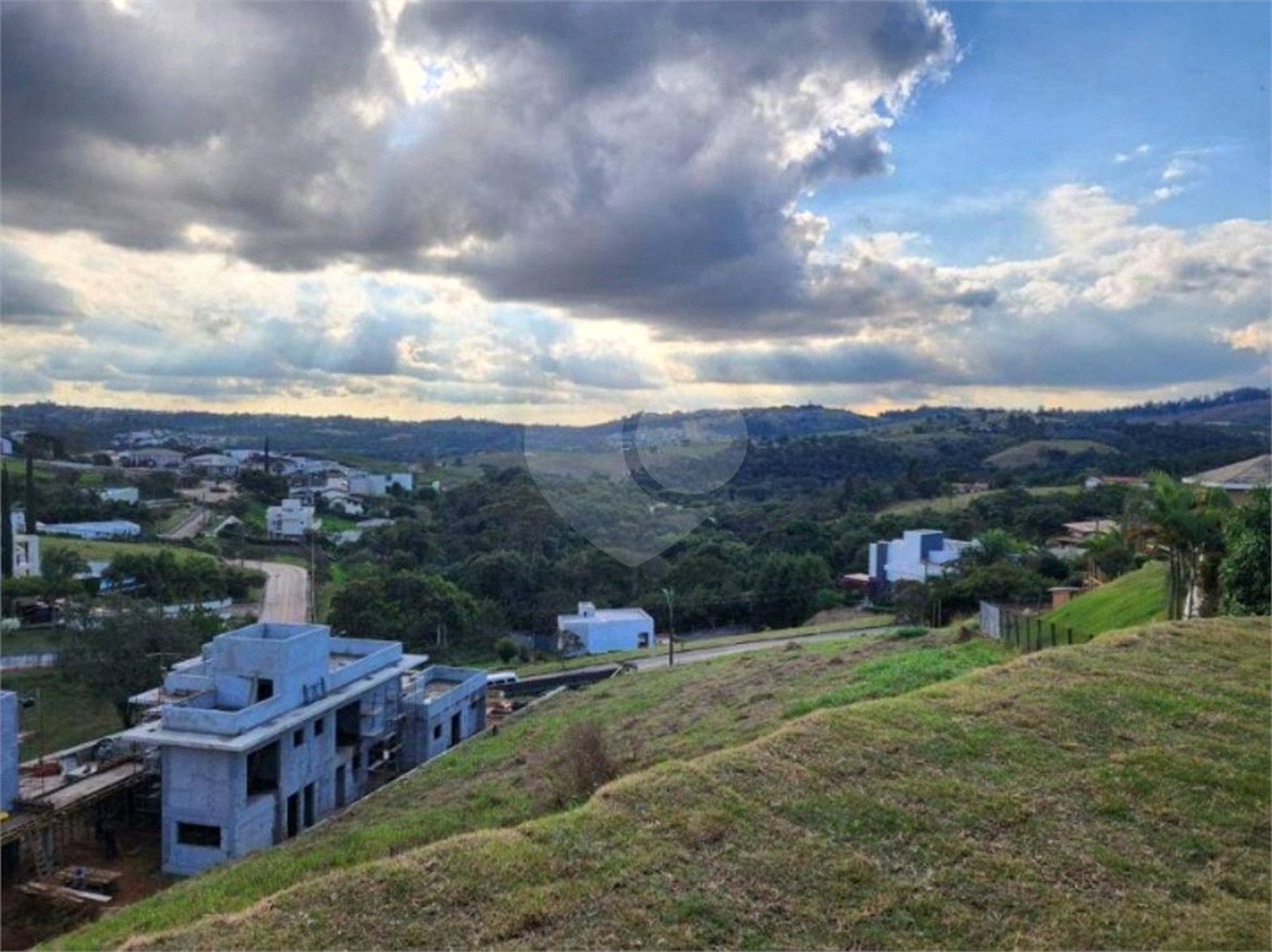 Casa à venda com 3 suítes no condomínio Residencial Jardim Primavera Louveira, Louveira - SP