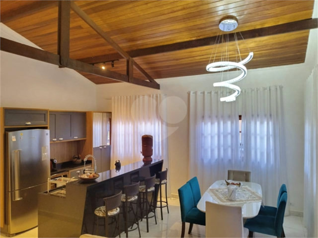 Casa à venda com 3 quartos, sendo 1 suíte,  no condomínio Mountain Village, Atibaia - SP