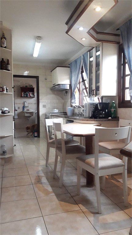 Casa à venda com 5 quartos, sendo 3 suítes,  em Vila Oliveira, Mogi das Cruzes, SP