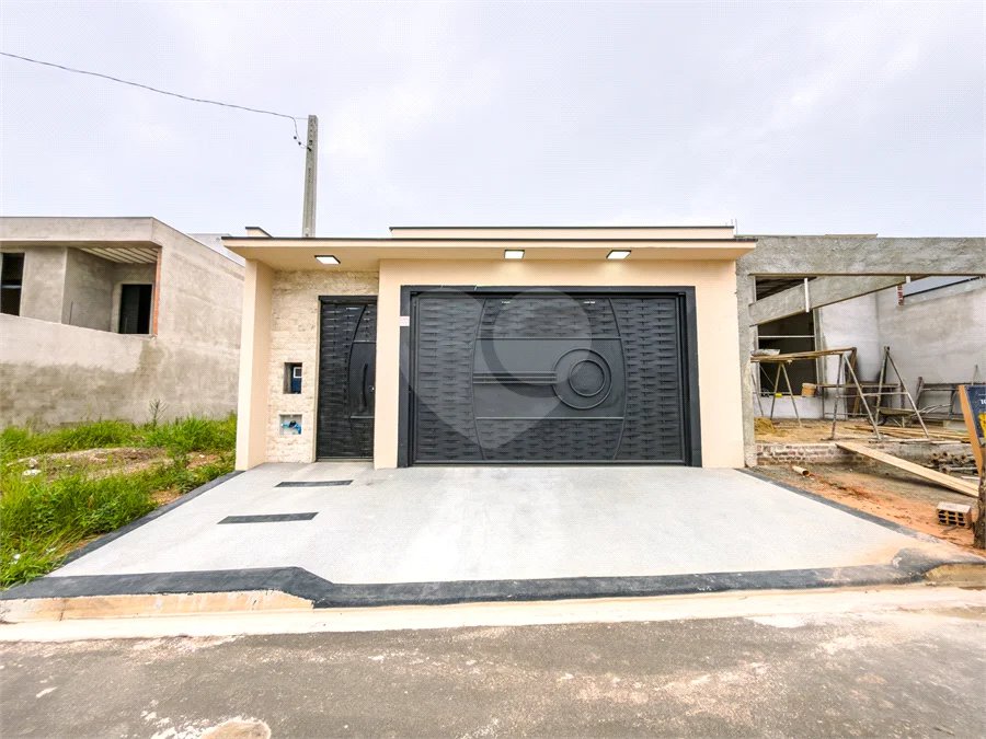 Indaiatuba - Jardim Bom sucesso - Área total: 150m² - Área construída: 115m² - 3 dormitórios sendo 1 suíte com armário planejado;Sala para dois ambientes; Banheiros com box gabinetes e espelhos; Área gourmet com churrasqueira a carvão e móveis planejados; Lavanderia coberta; Ar condicionado na sala